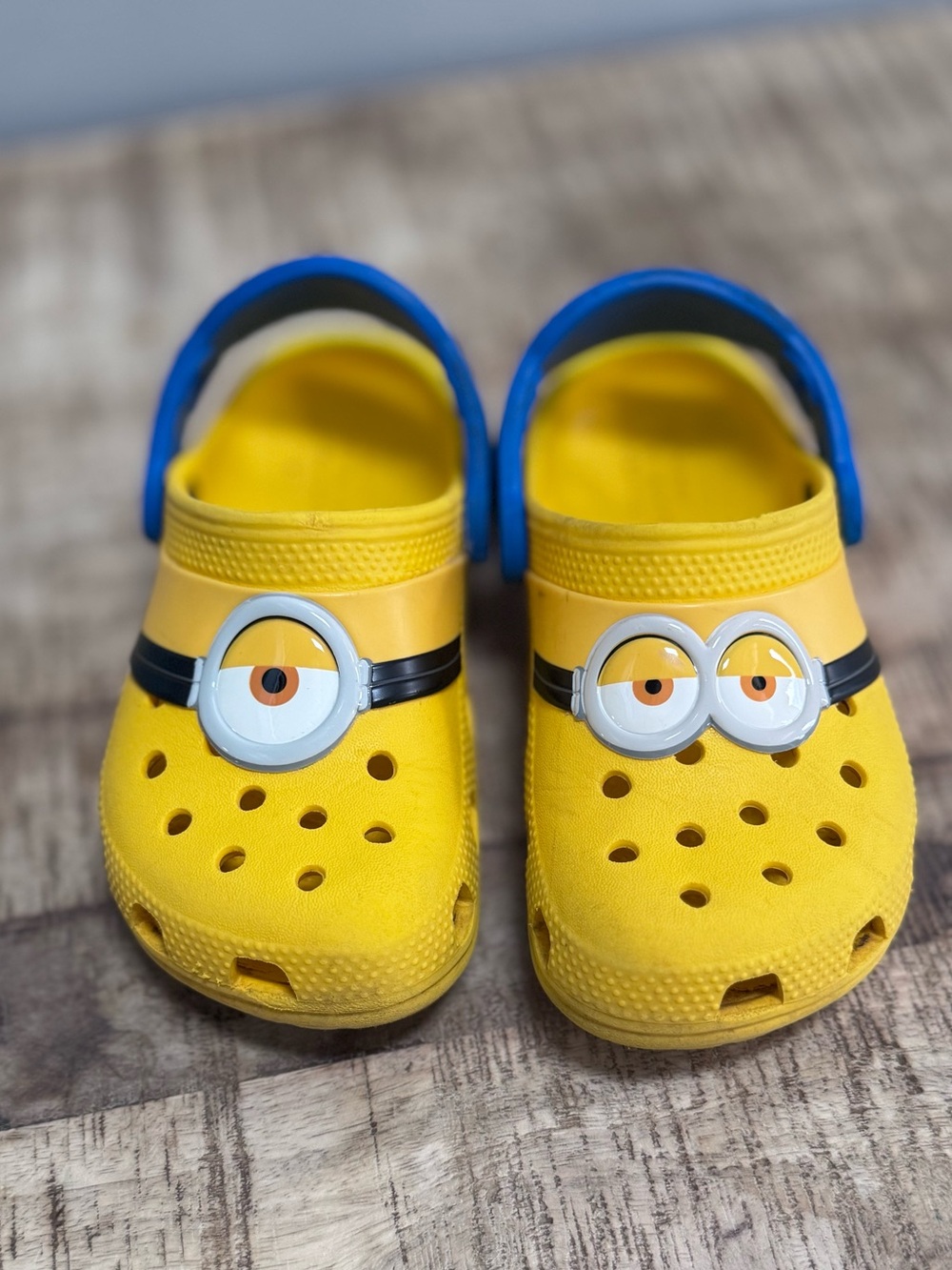 CROCS  Minions Kids Yellow Clog Sandals with Blue Heel Strap